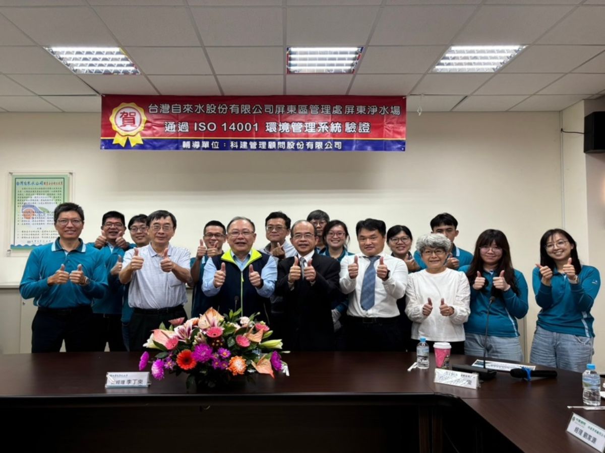 總經理與同仁合影