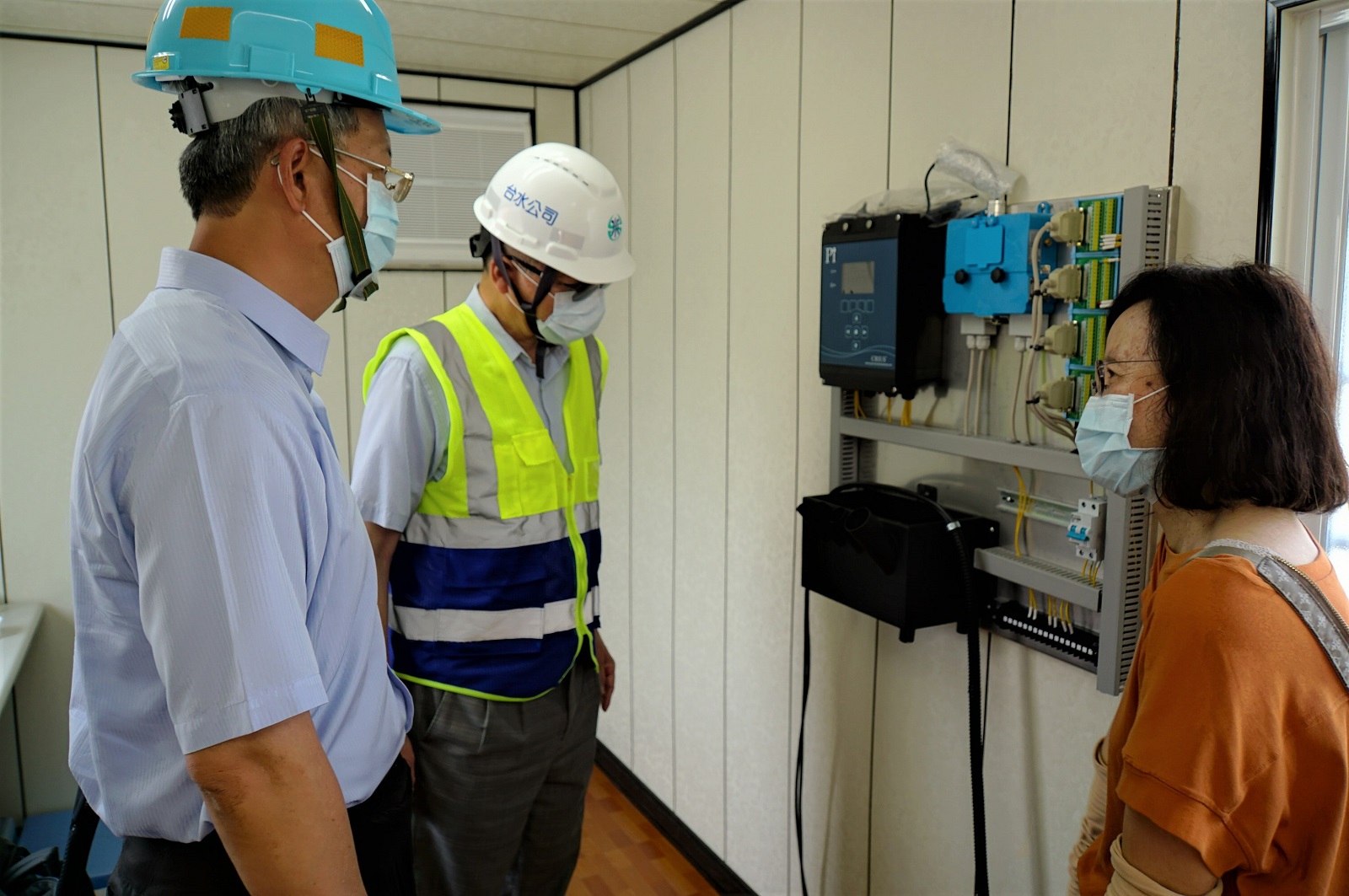 董事長視察水質監測儀器(達麗J12工地)