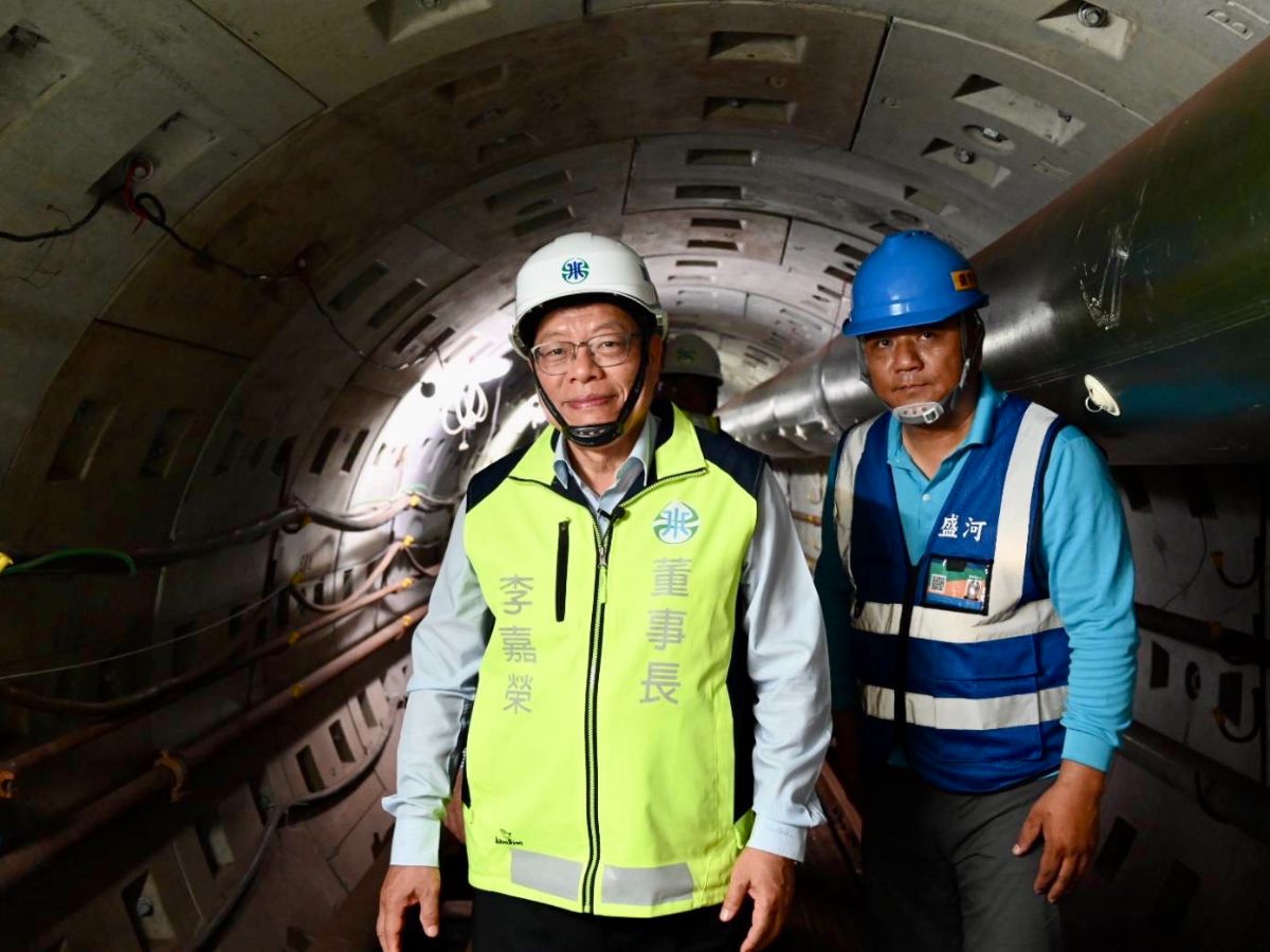 董事長進入潛盾隧道視察工程
