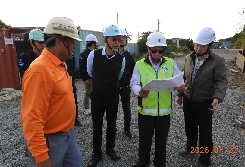 董事長詢問廠商工地主任各項工程施工進度