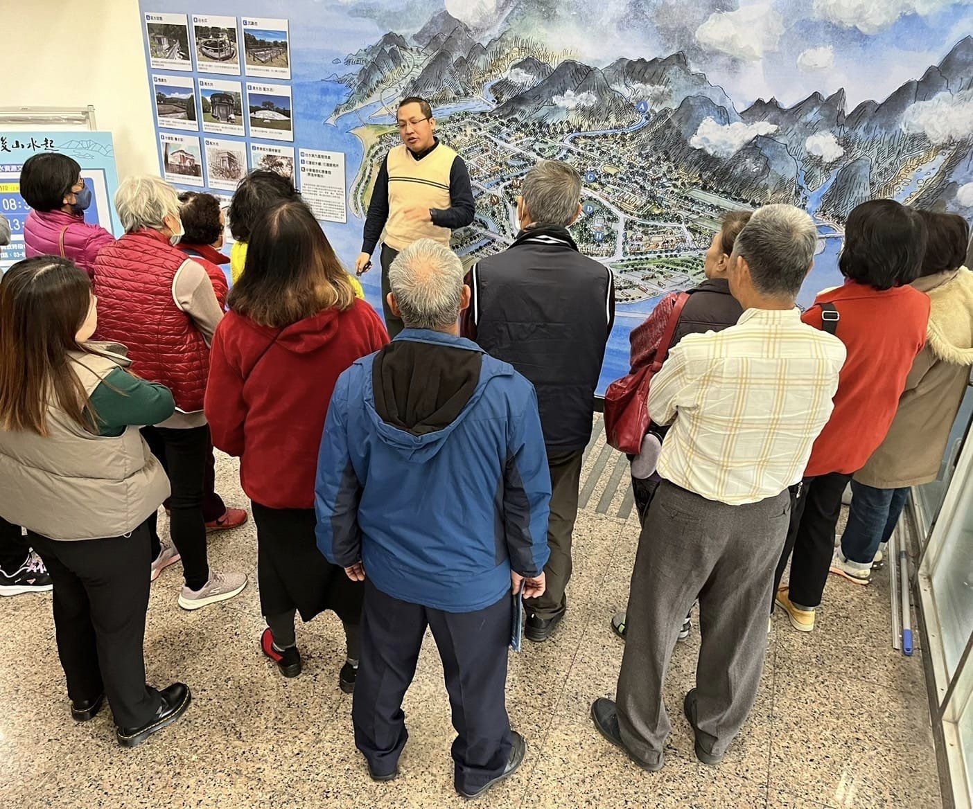 陳皇志老師對水道文化志工解說自來水園區與美崙溪周圍鳥瞰圖