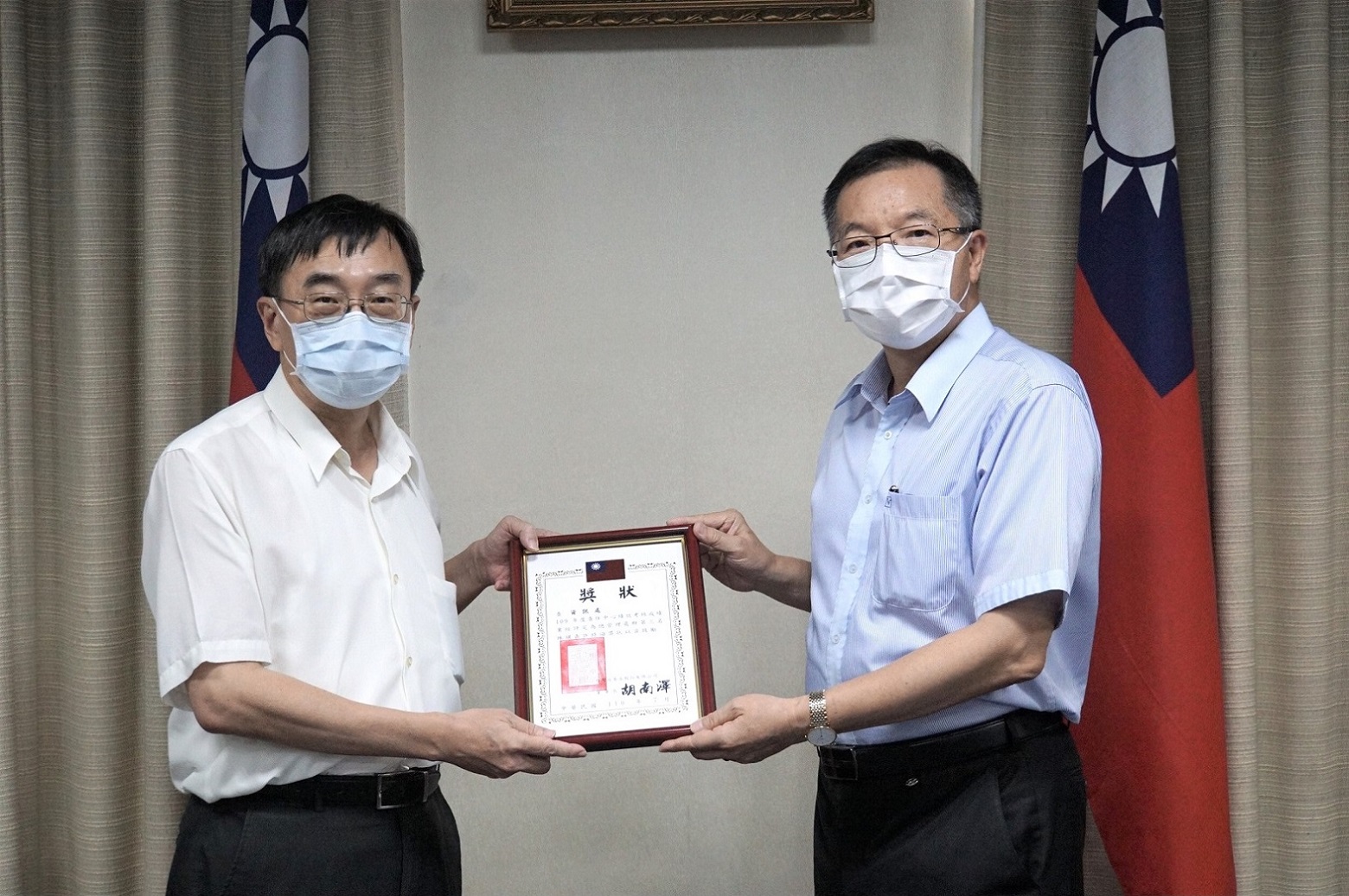 董事長頒贈供水處樂育麟處長(左)