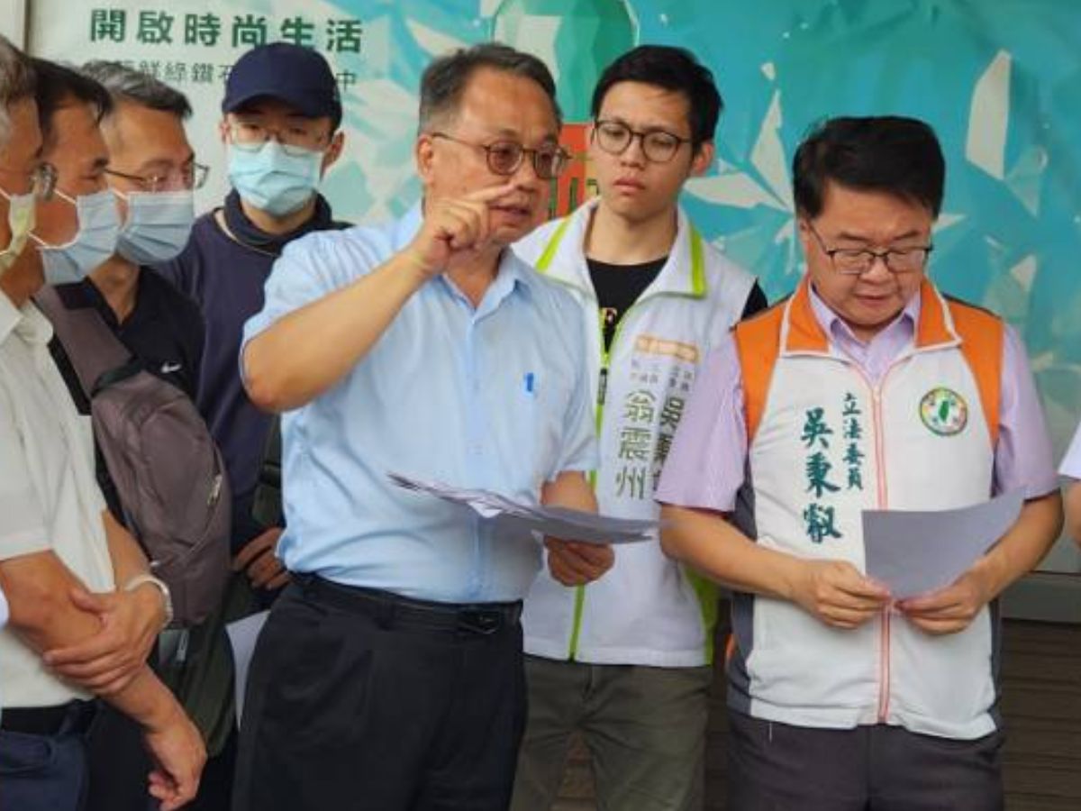 董處長向吳秉叡立委說明管汰進度.jpg