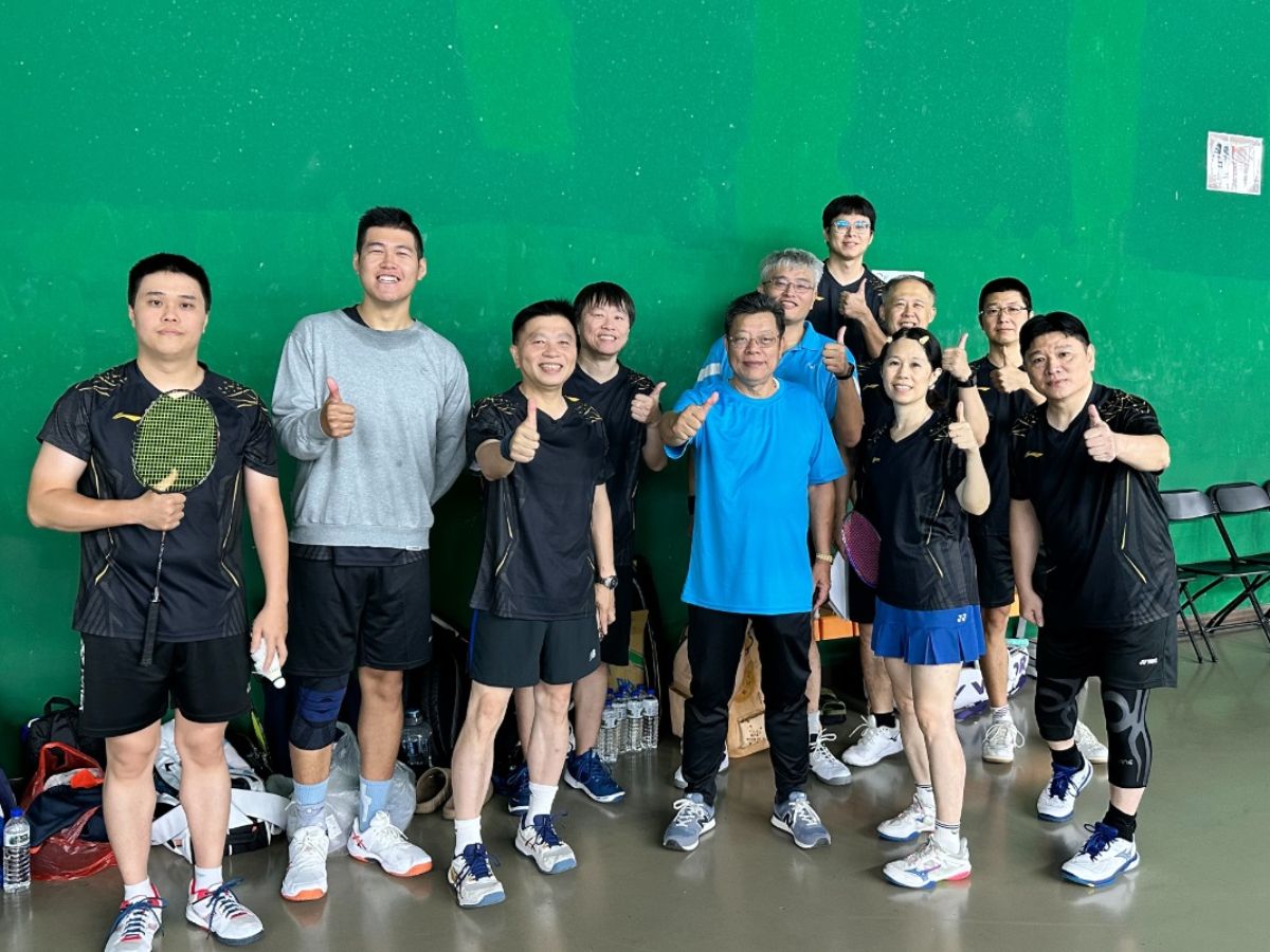 董事長與公司羽球隊選手合影