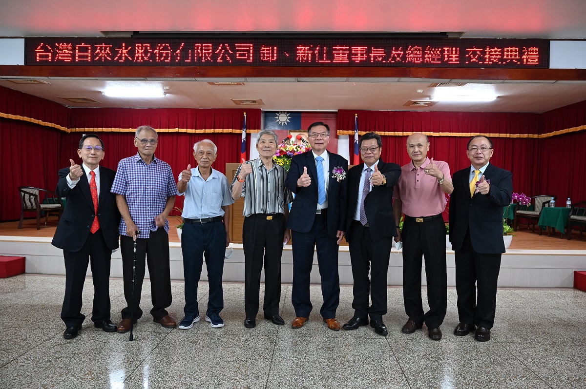 卸、新任董事長及總經理與前總經理合影