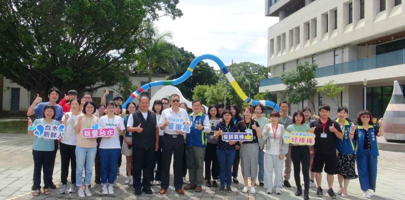董事長與新進同仁合影