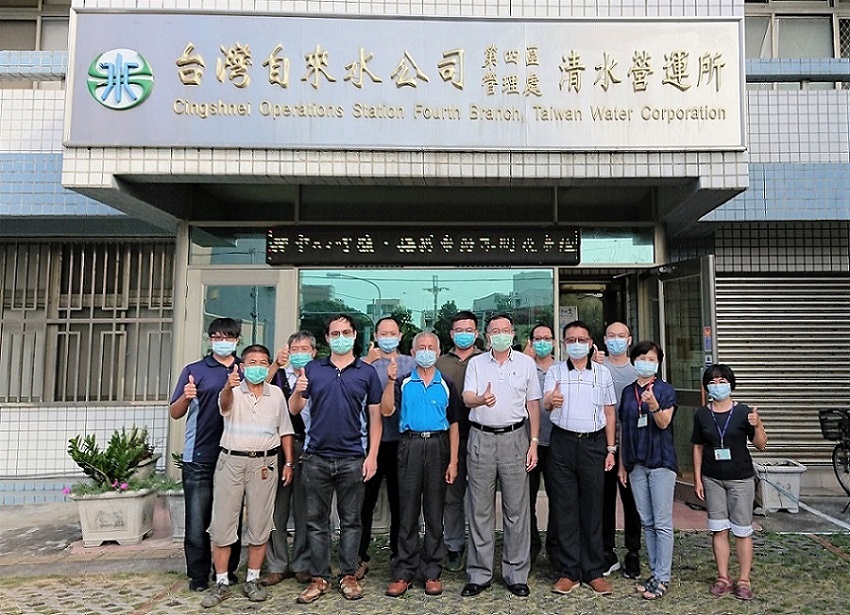 董事長(前排右4)及張副處長子中(前排右3)與同仁合影