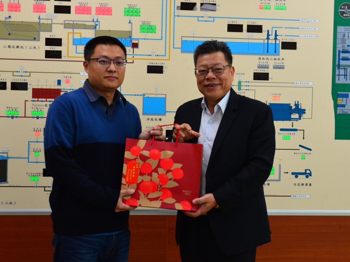 董事長致贈禮品慰勞水里營運所同仁