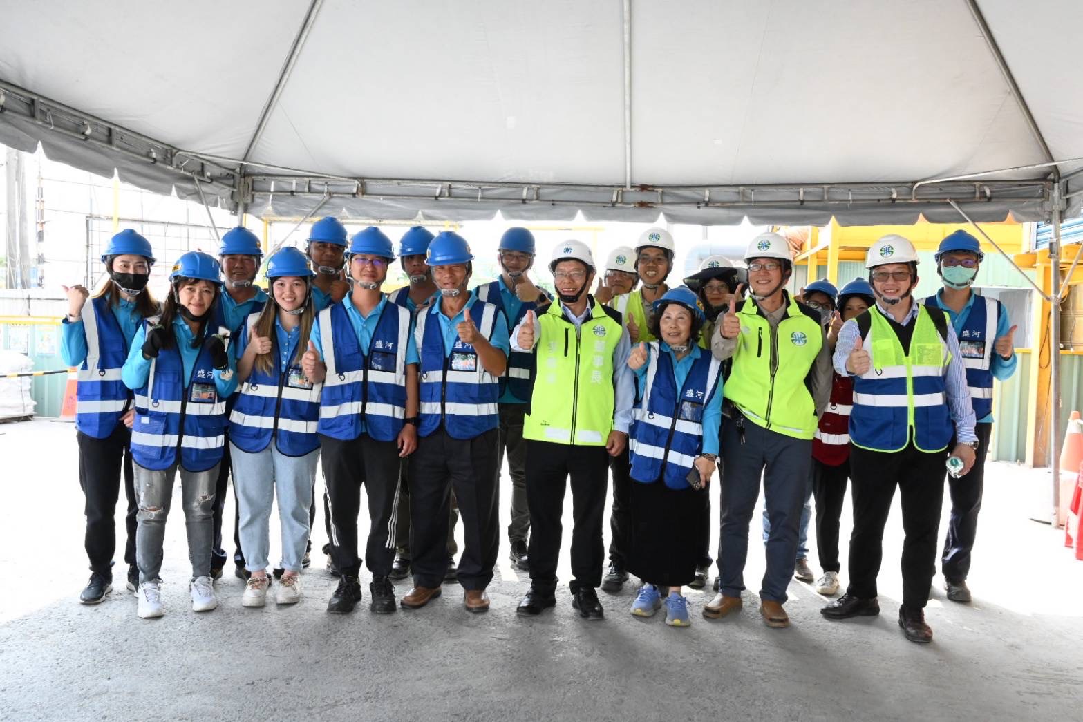 董事長與工作人員合影並慰勉同仁辛勞