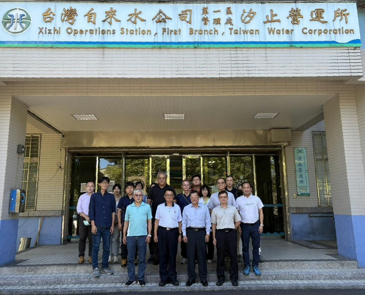 董事長與一區處同仁合影