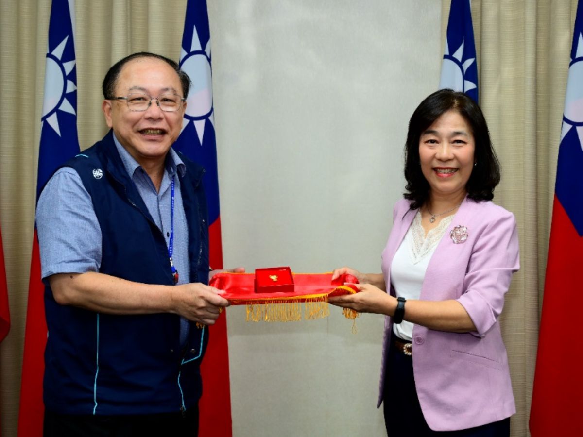 總經理頒贈蕭副總經理退休紀念品