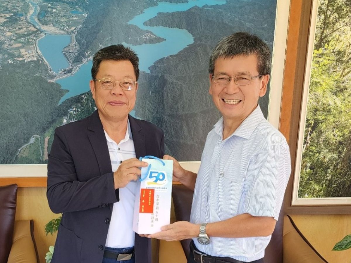 董事長致贈經濟部水利署北水分署江分署長紀念品.jpg