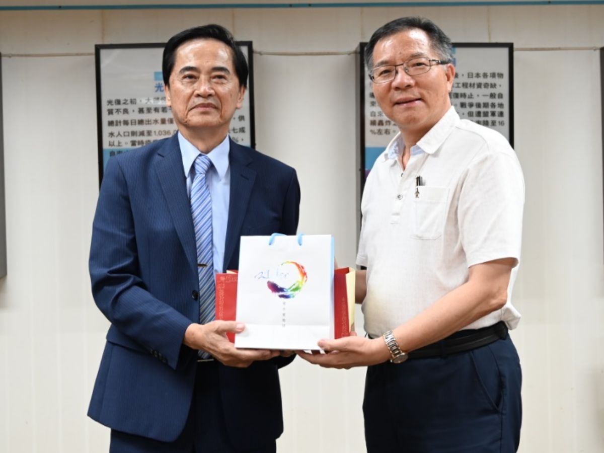 董事長致贈紀念品