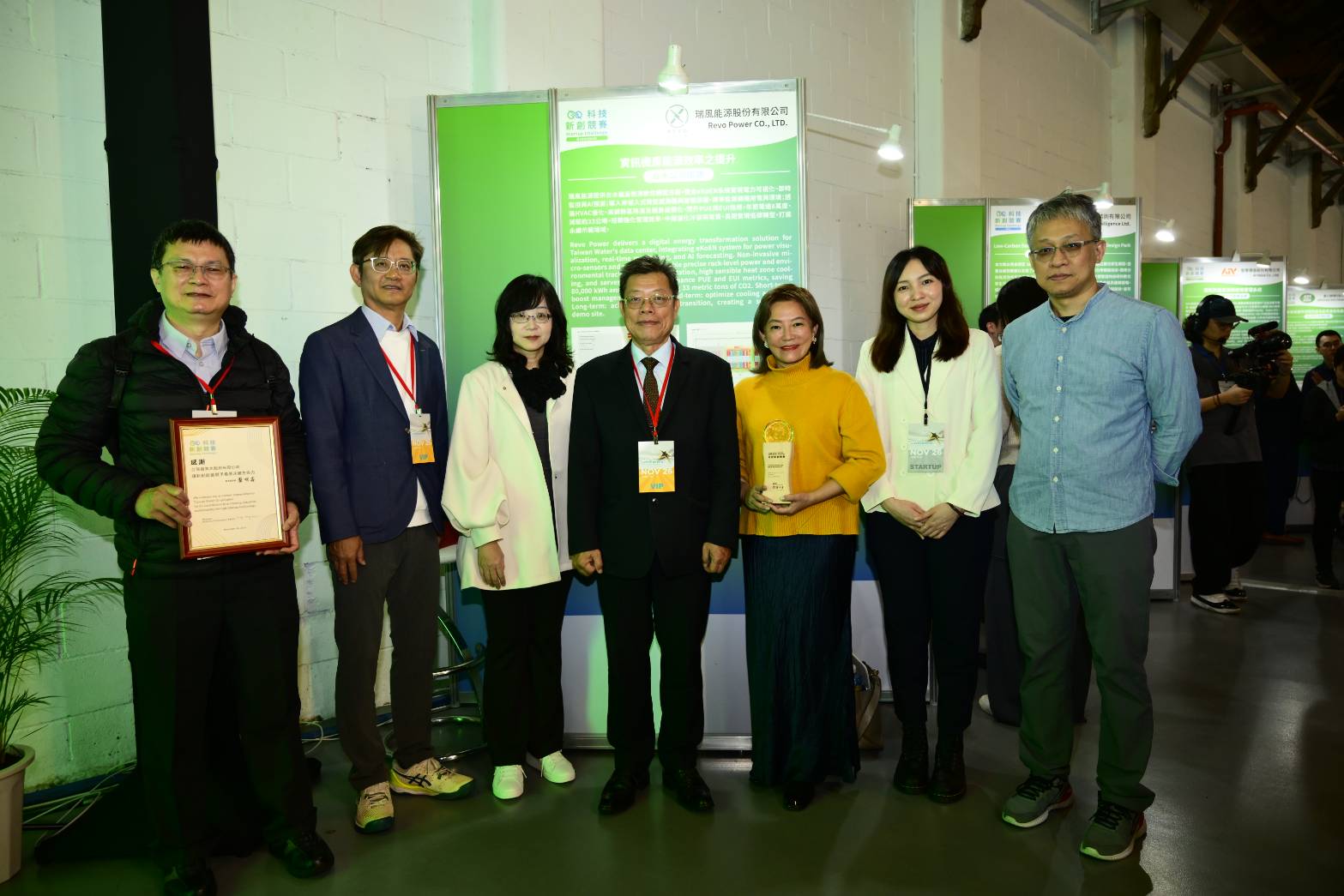 資訊處吳處長陪同董事長視察公司展示場及合影