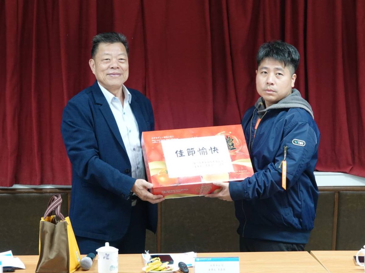 董事長致贈新山給水廠同仁春節水果禮盒慰勉辛勞