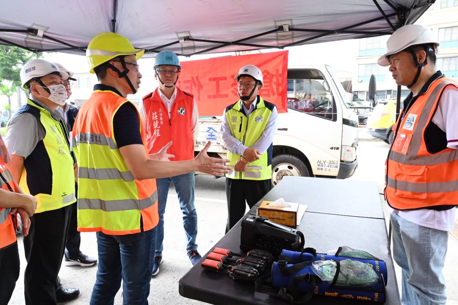 四區王處長向立法委員莊競程委員、台中市經發局長張峯源、董事長及總經理簡報