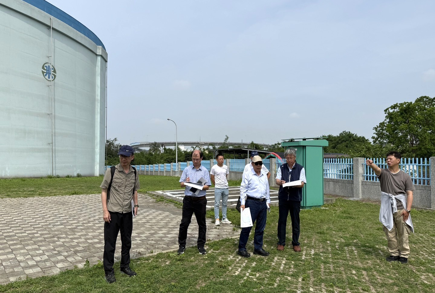 董事長視察聚興4萬噸配水池小水力設置位置