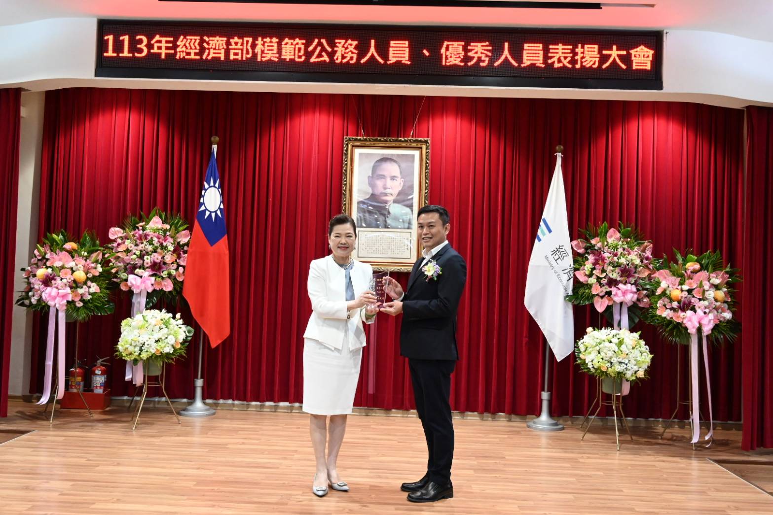 王部長頒發優秀人員獎予第二區處漏水防治課技術士邱逸棋