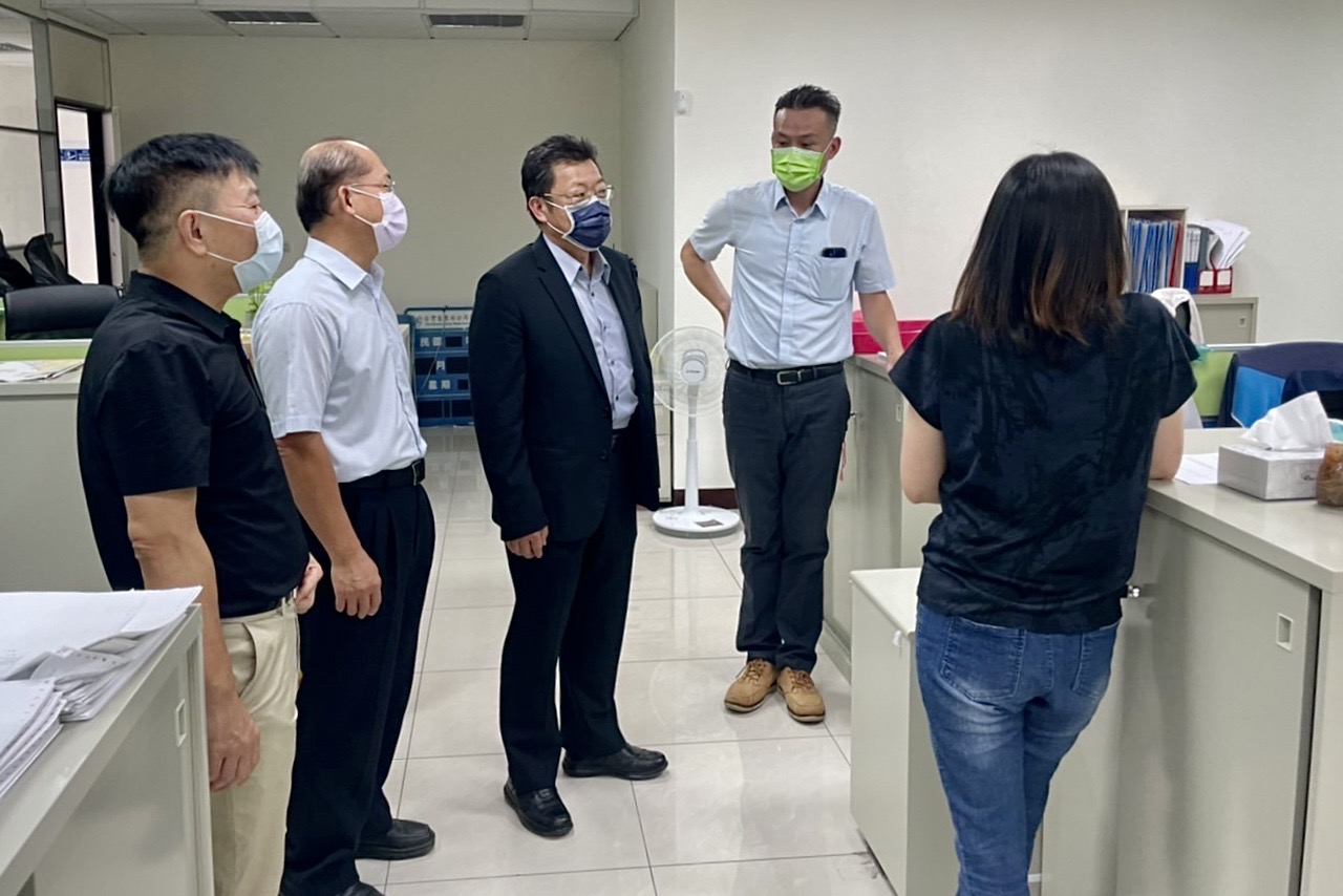 總經理(中)視察竹北營運所