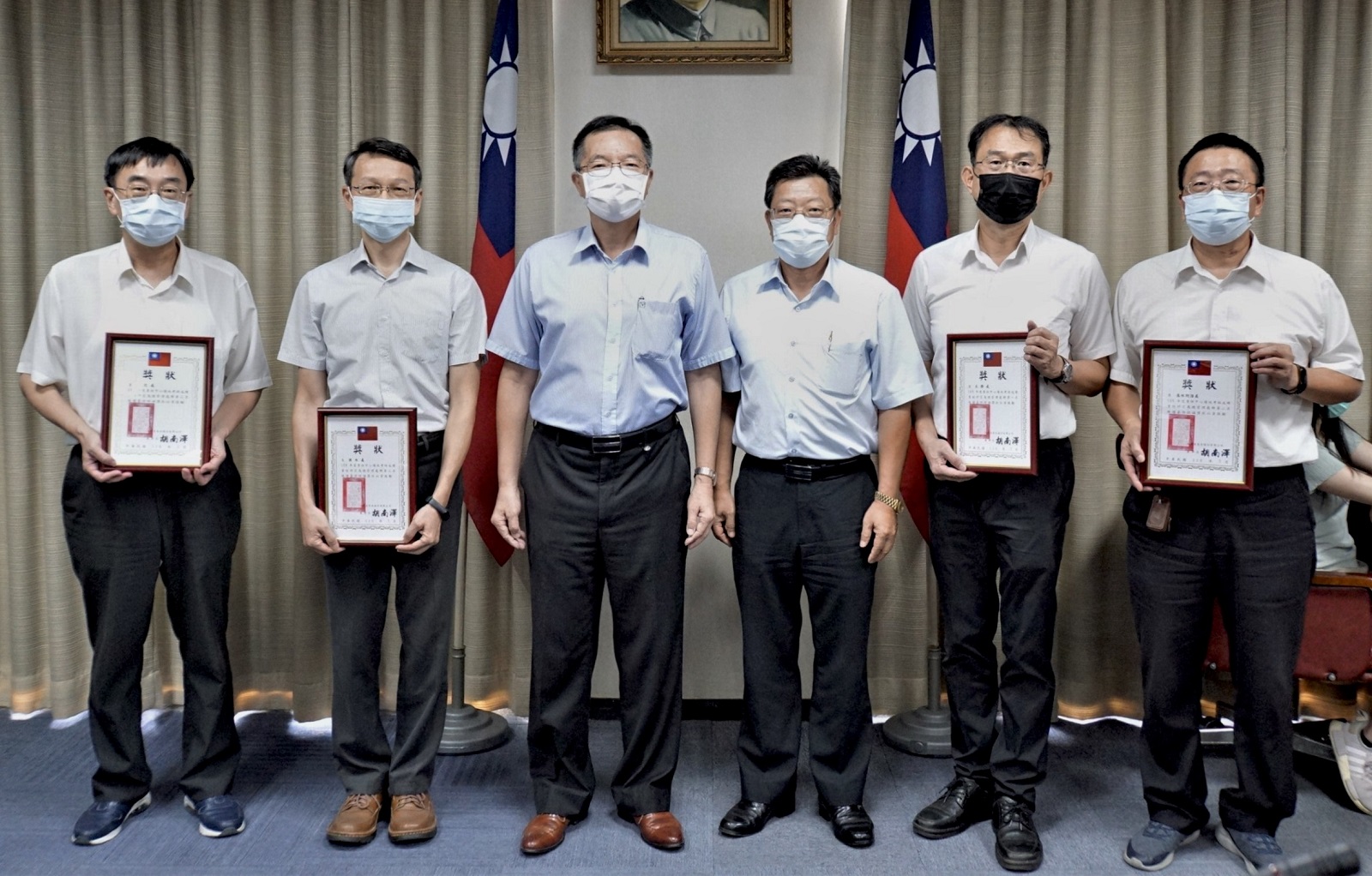 董事長(左3)總經理(右3)與總管理處群績優單位處長合影