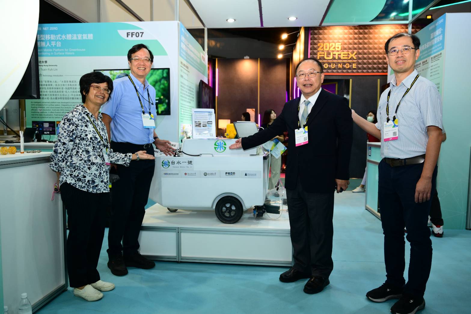 出席人員與「台水-成大合作之‘’台水一號AI無人水質檢測船‘’」