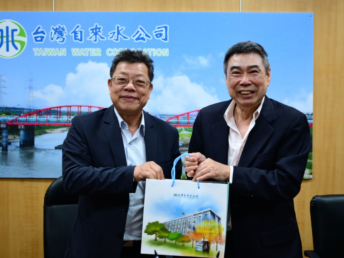 董事長致贈新加坡林前署長紀念品