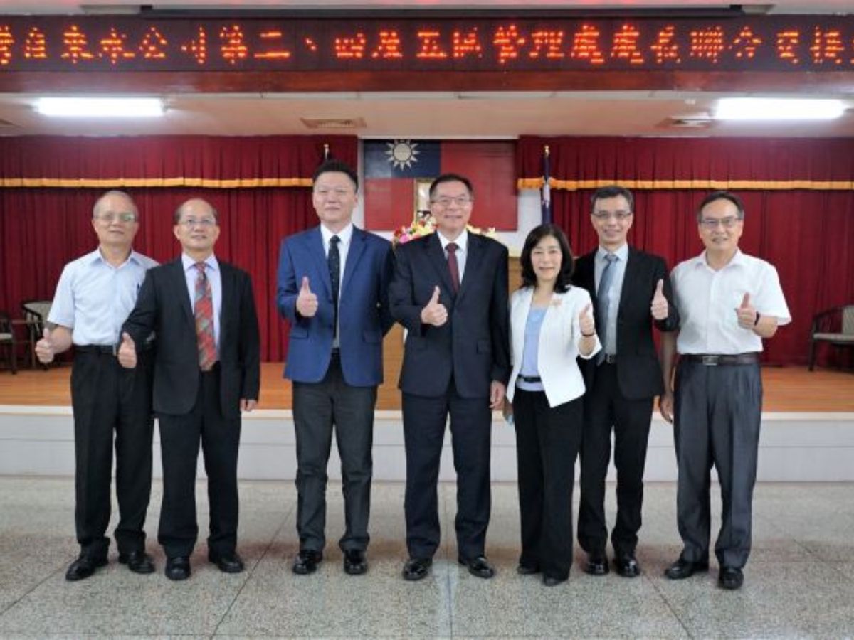 董事長與新任處長合影