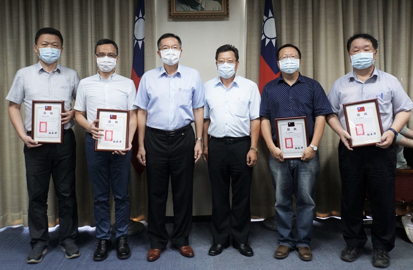 董事長(左3)總經理(右3)與區管理處群績優單位處長合影