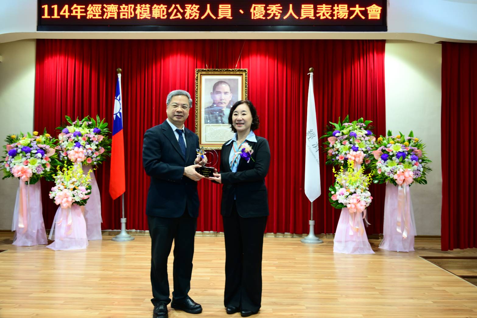 龔部長(左)頒發優秀人員獎予第十一區處營運士董季琪(右)