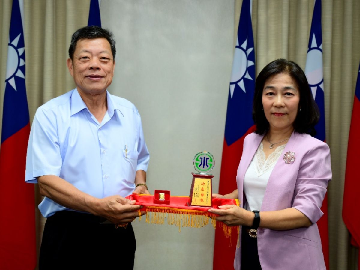 董事長頒贈蕭副總經理退休紀念獎章