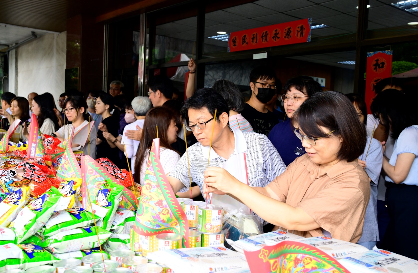 同仁參與普度儀式共同祝禱風調雨順