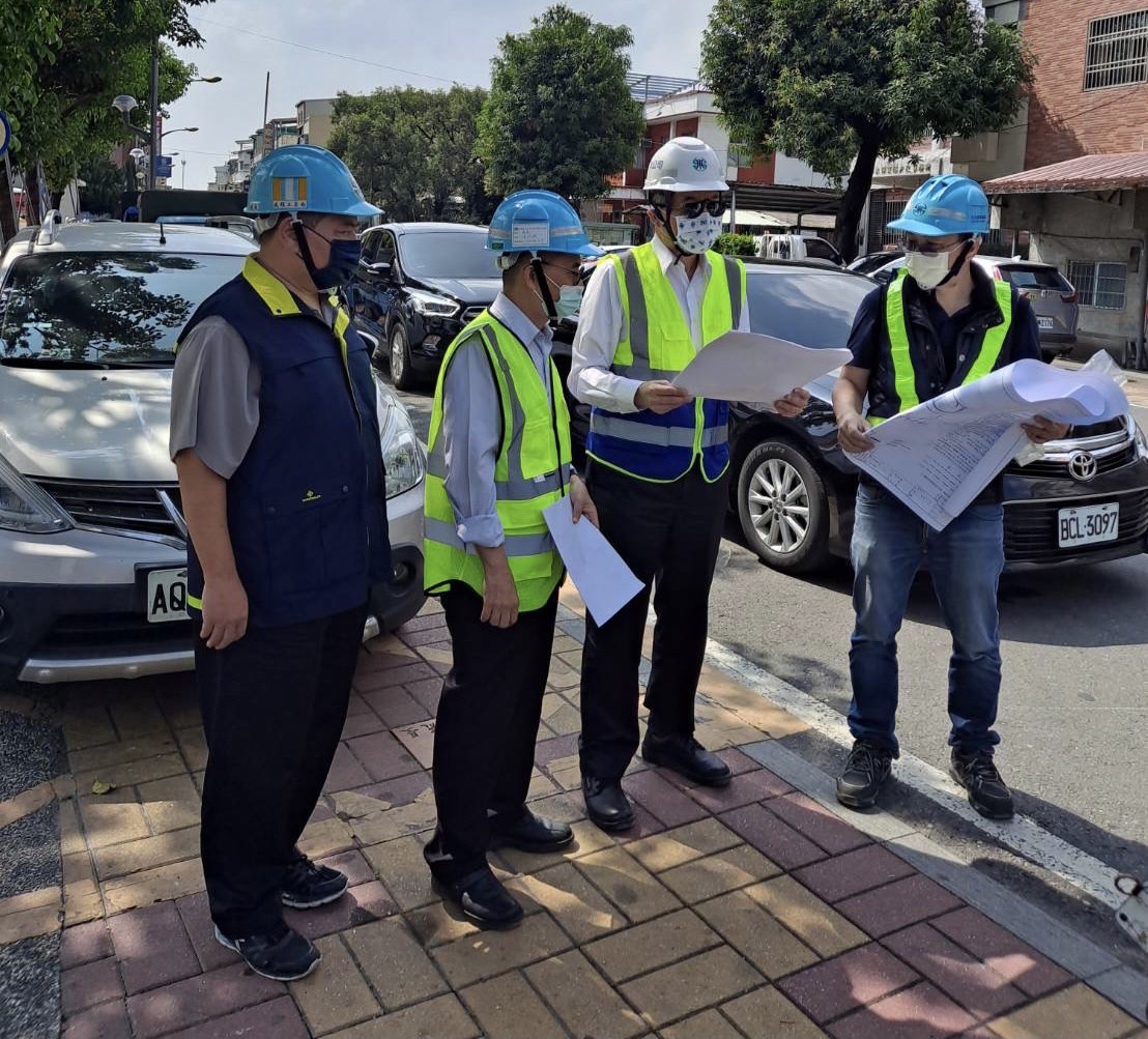 董事長(左3)視察里港鄉過江村延管工程