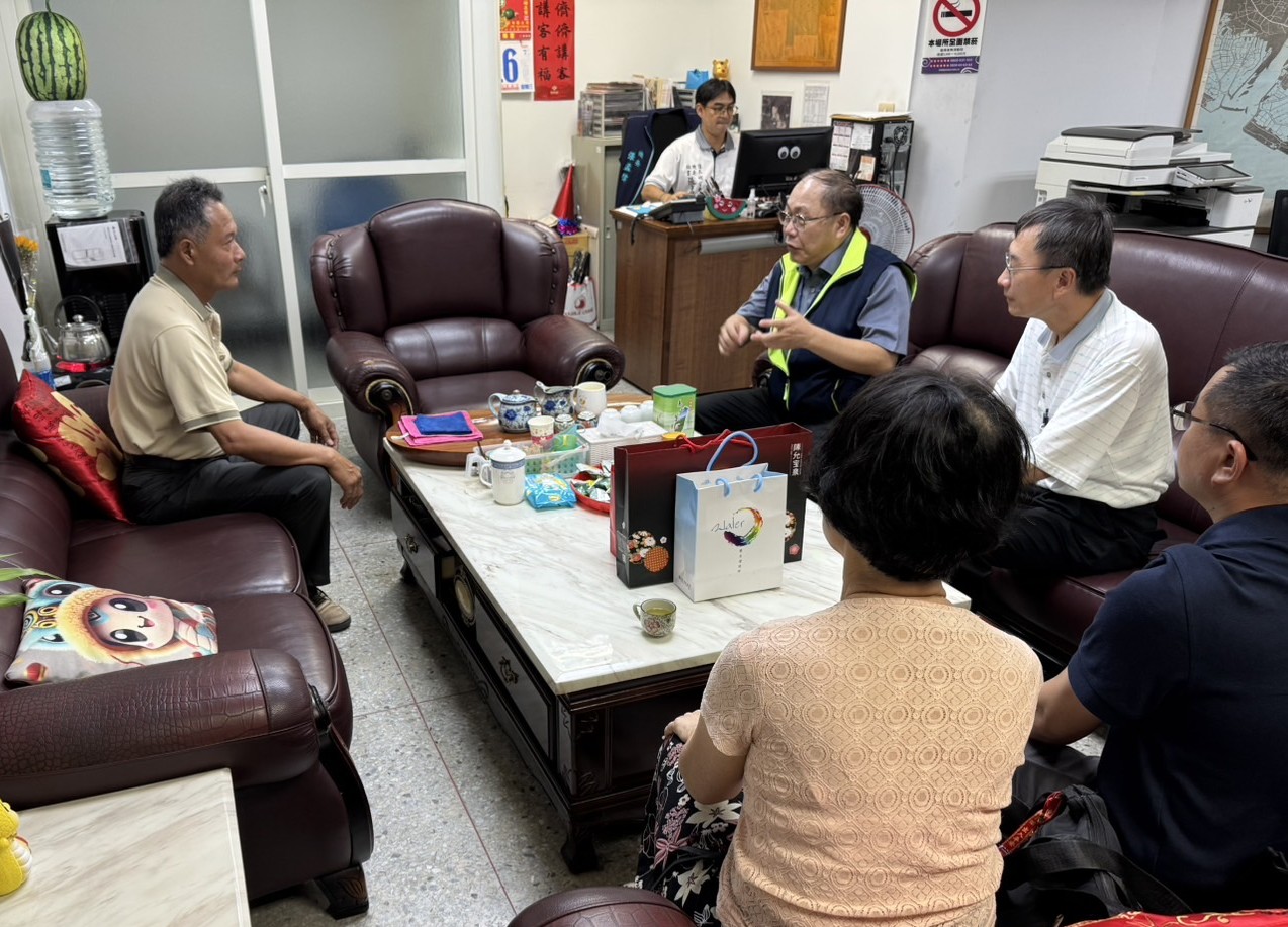 總經理率樂處長拜訪佳冬鄉公所賴鄉長(左)