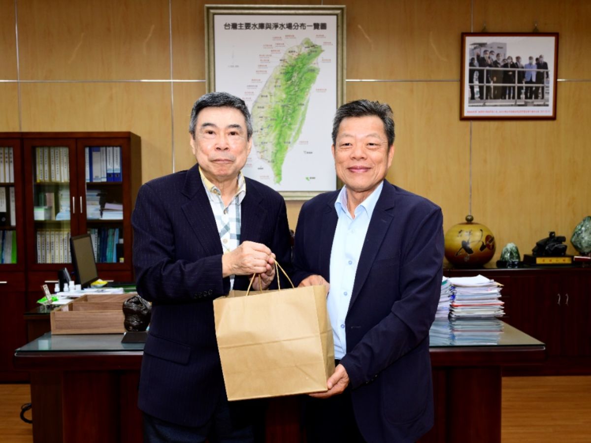 新加坡睿克公司致贈紀念品