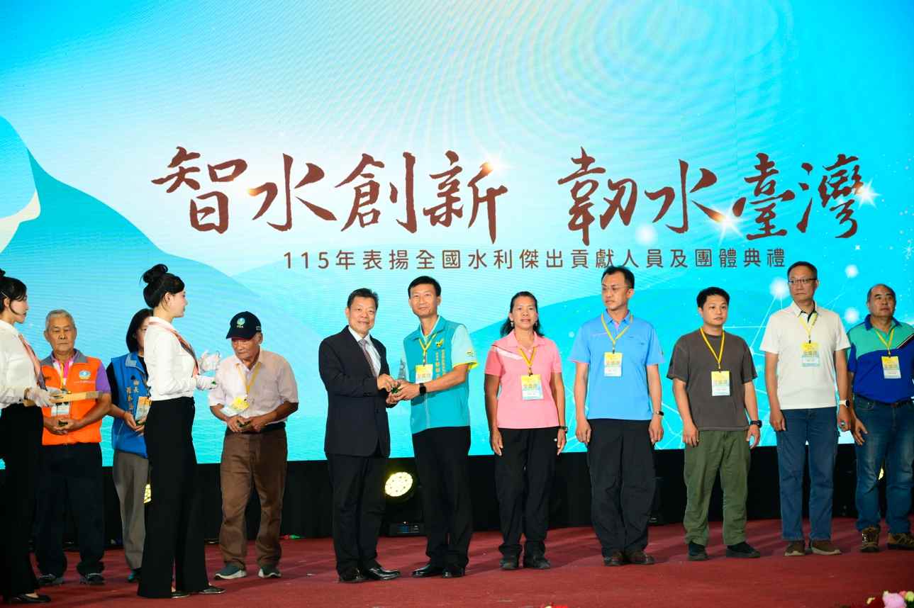 董事長擔任綠美化水岸土地認養維護績優獎頒獎人
