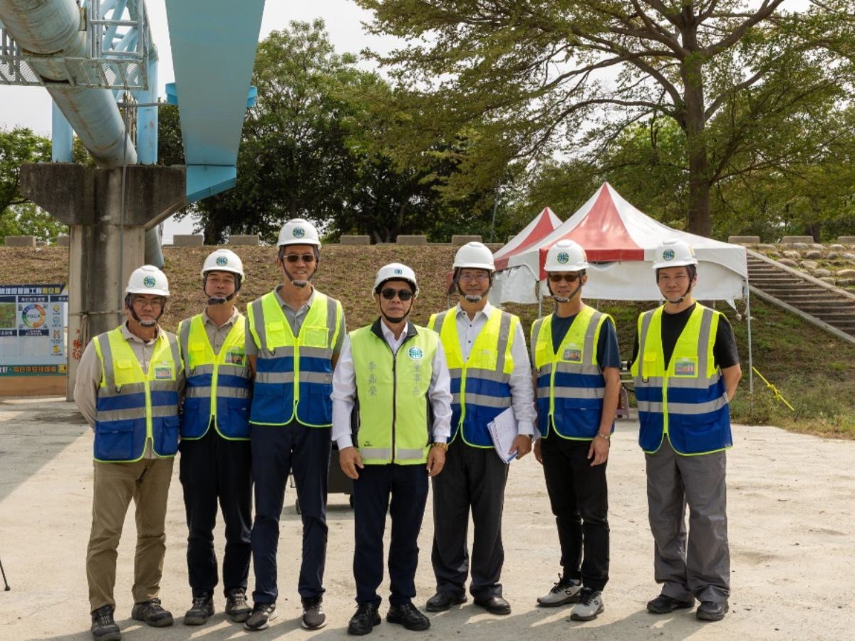 董事長與南工處同仁合影