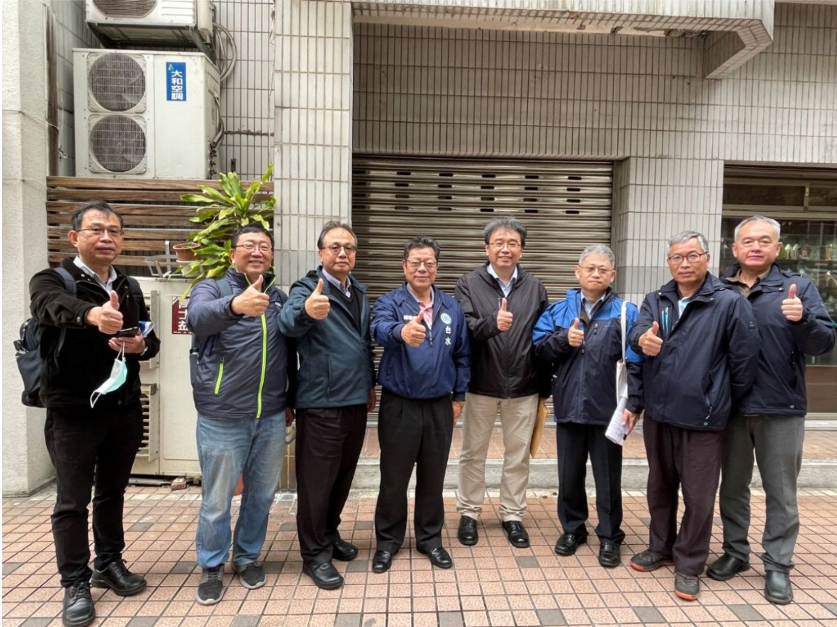 總經理與第十二區處同仁合影