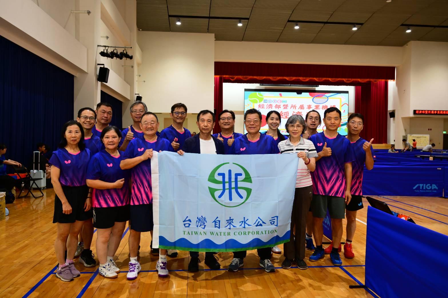 董事長與公司桌球隊選手合影