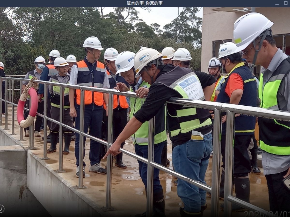 董事長視察后一場快濾池濾水頭施工情形