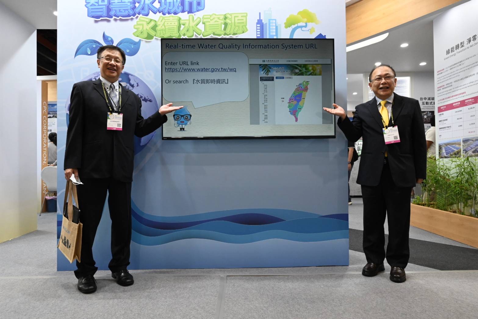 總經理與國營事業管理司胡文中代理司長展場合影