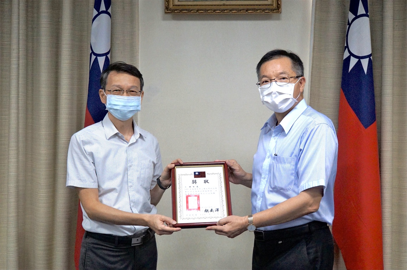 董事長頒贈資訊處尤志豐處長(左)