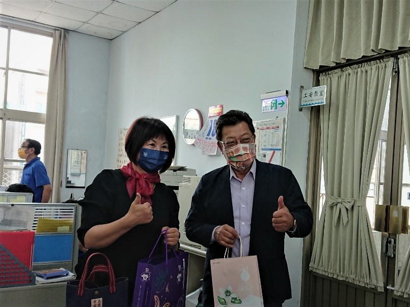 曾文家商陳藝昕校長來訪,除與總經理短暫敘舊,並致贈該校師生特別設計的意象圖案口罩給麻豆所同仁,敦親睦鄰互相交流。