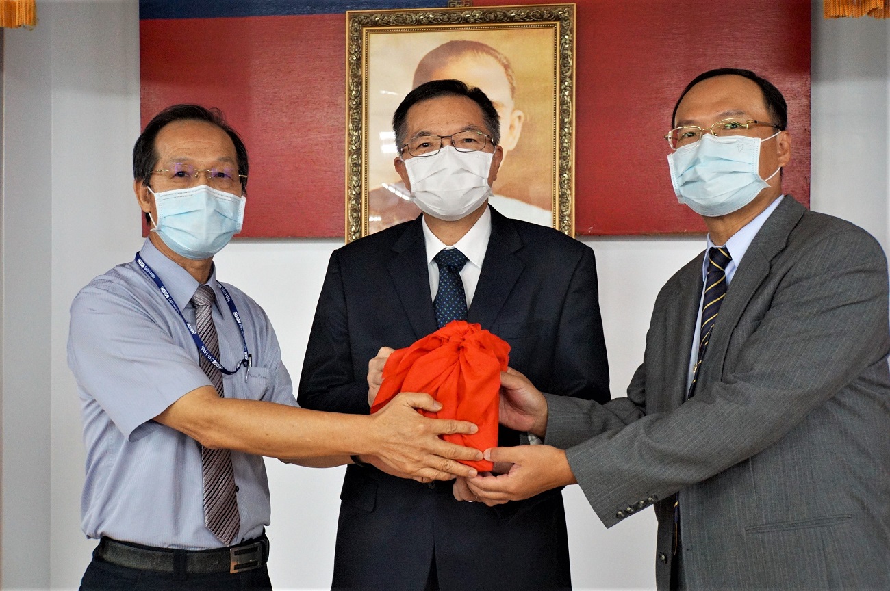董事長(中)及新任9區處白榮裕處長(右)