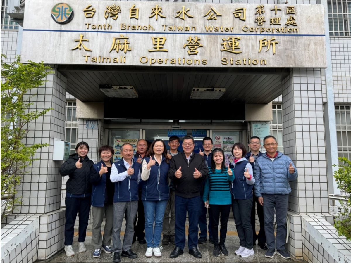 董事長與太麻里營運所同仁合影