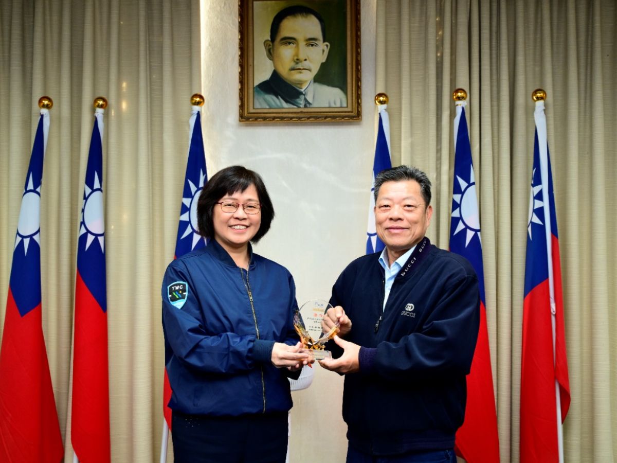 第五區處榮獲2025城鎮韌性演習獎項，蘭潭水庫榮獲「優等」獎，由謝處長代表獻獎