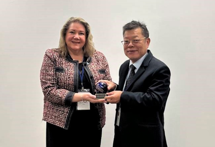 董事長與美國President AWWA Mrs Collins,互贈紀念品
