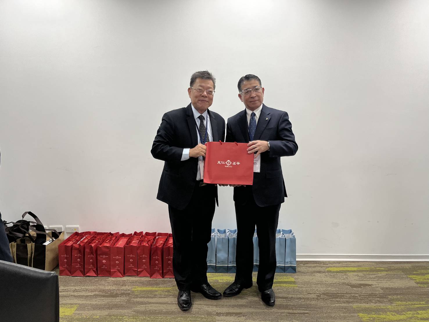 董事長與日本水道協會青木秀信社長互贈紀念品