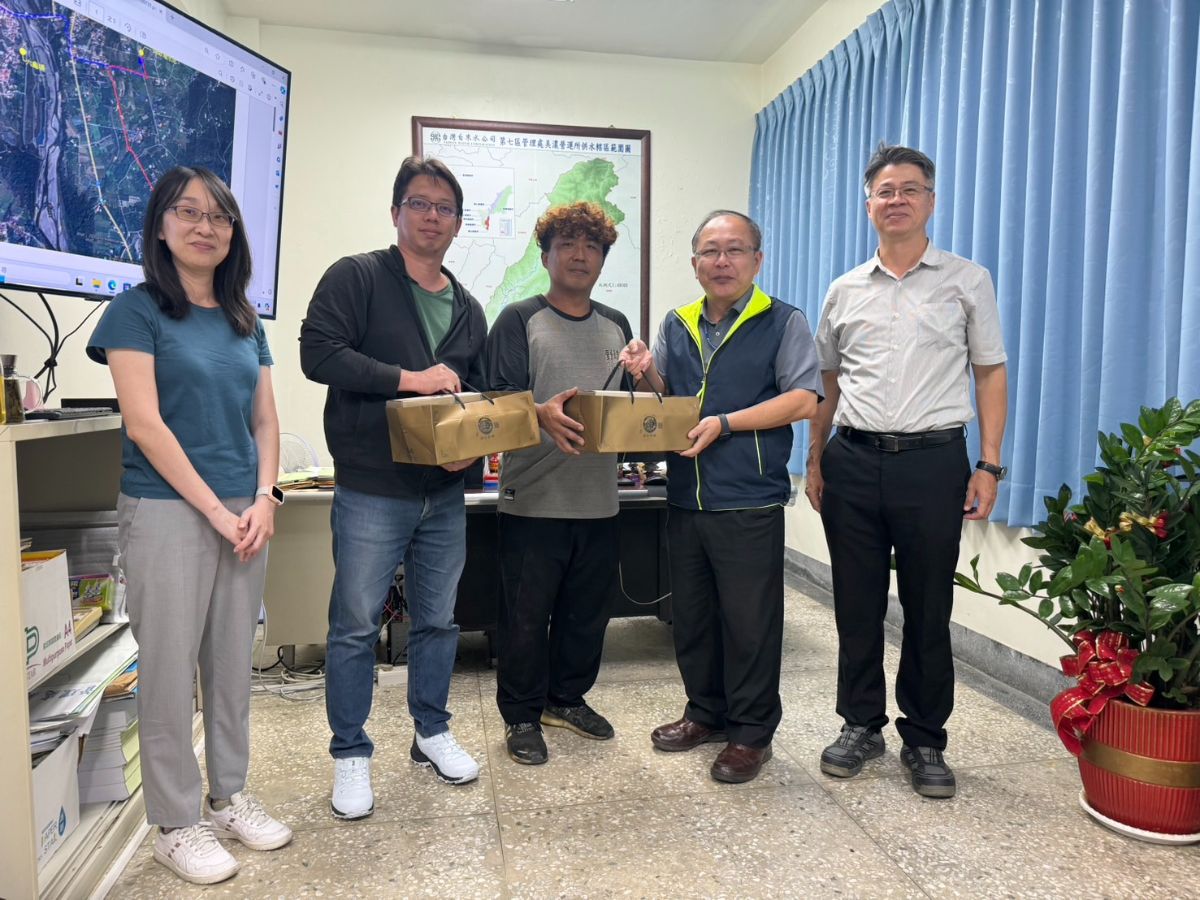 總經理致贈美濃營運所同仁慰問品