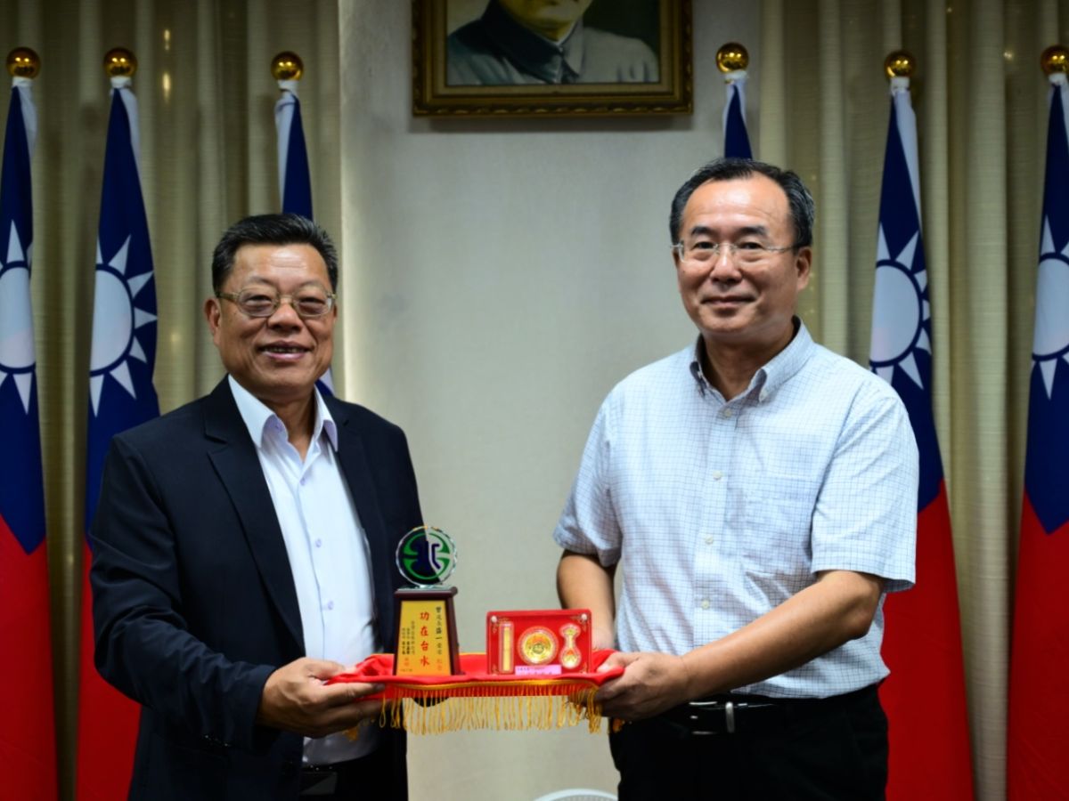 董事長頒贈曾處長退休紀念品