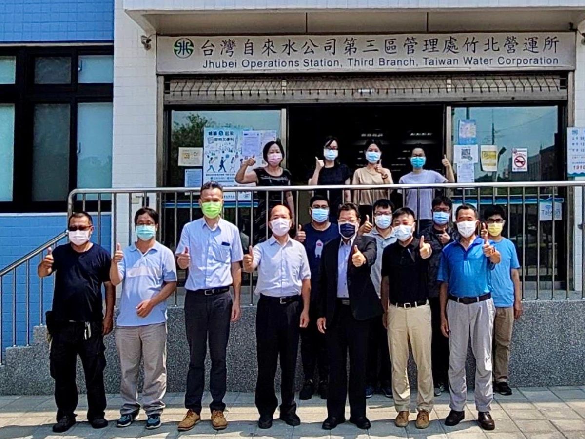 總經理(前排右3)與同仁合影